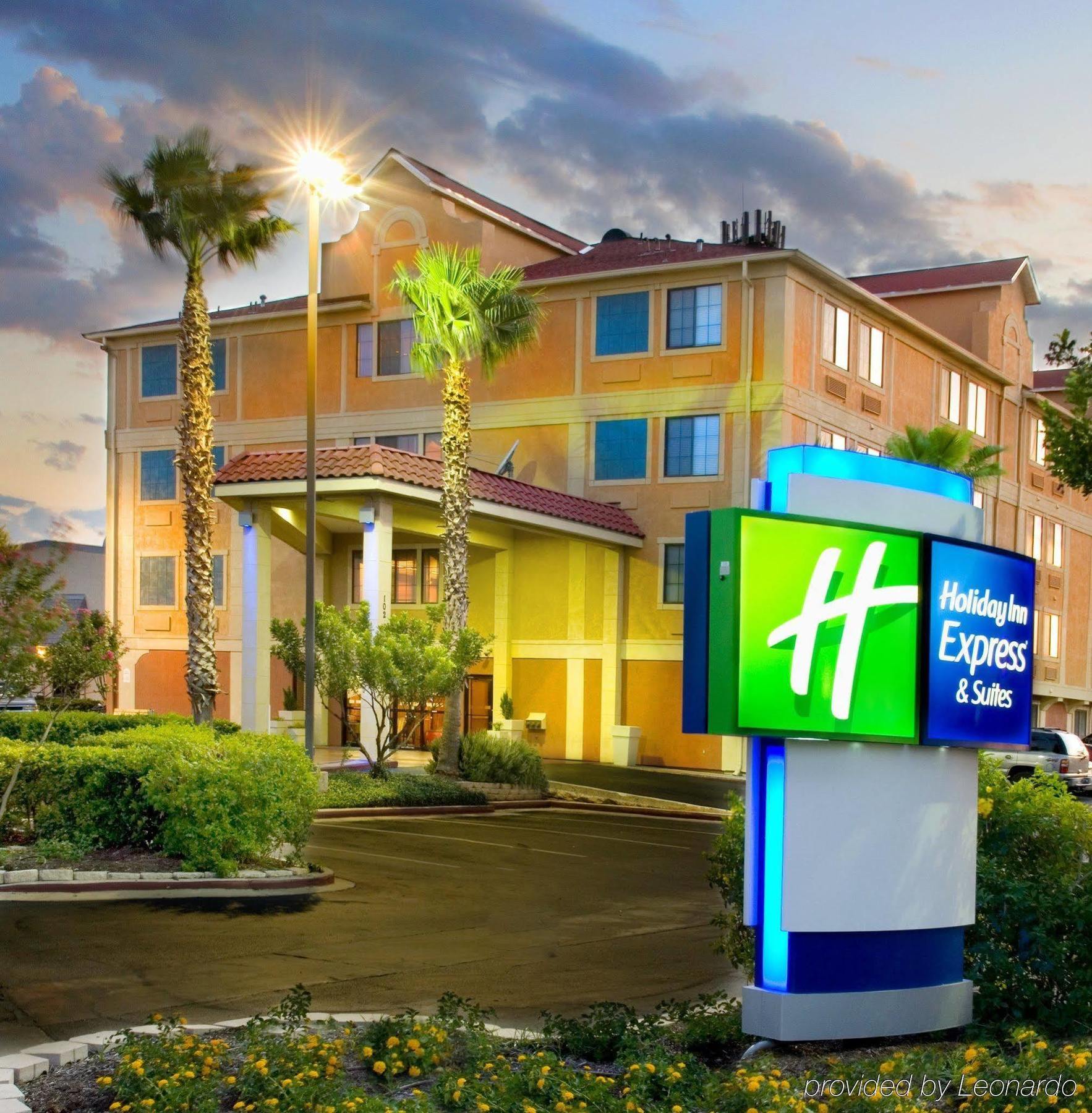 Holiday Inn Express & Suites San Antonio - Downtown Market Area By Ihg Ngoại thất bức ảnh